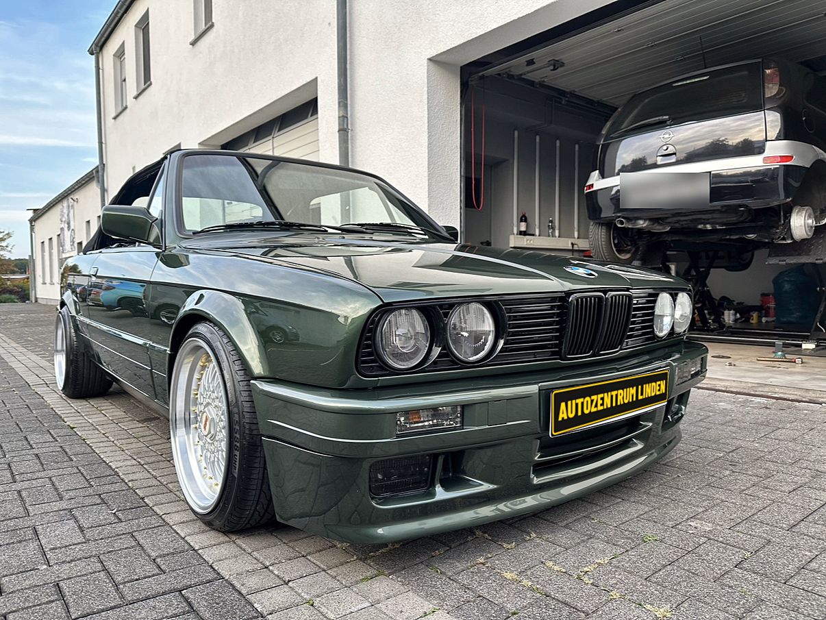 BMW E30 Cabrio vor der Halle