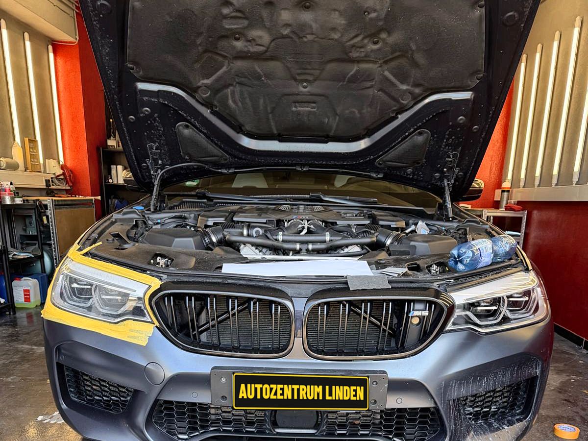 BMW M5 bei der Aufbereitung mit geöffneter Motorhaube