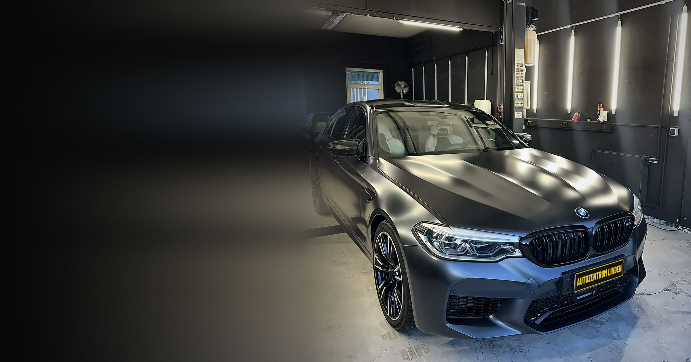 BMW M5 in mattem Schwarz in einer Halle vom Autozentrum Linden