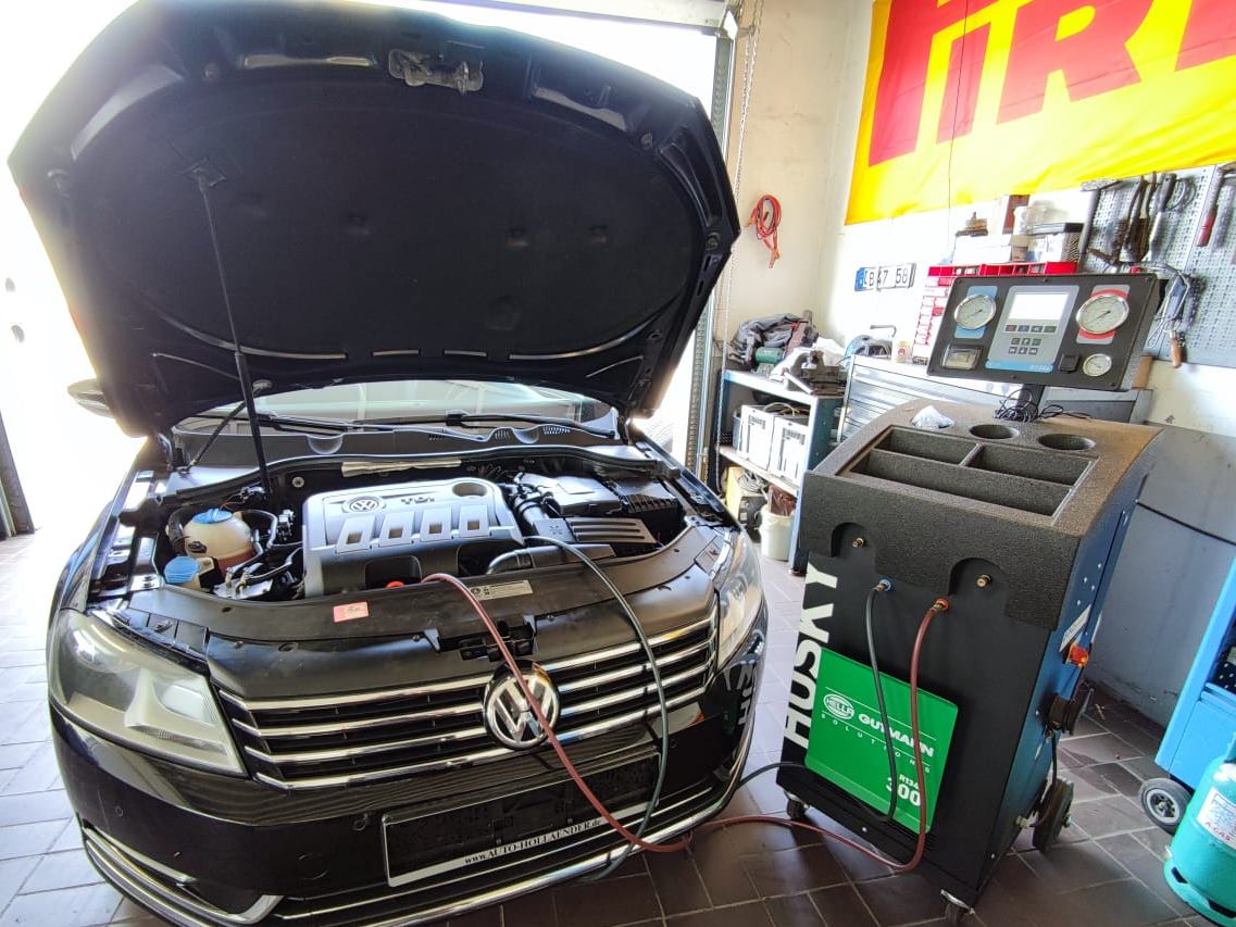 Klimaservice-Gerät an einem Auto in der Werkstatt