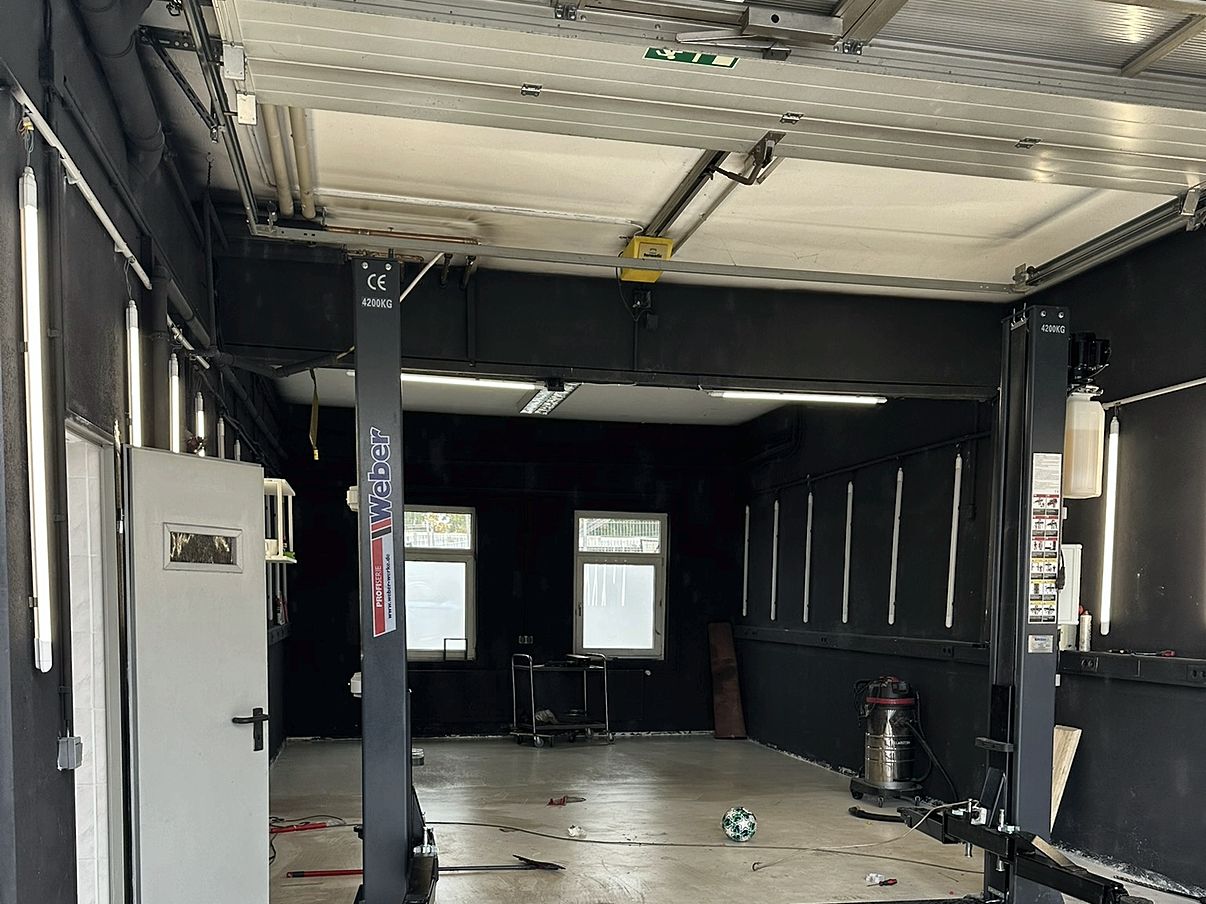 Leere Mietbox mit Weber-Hebebühne und LED-Licht